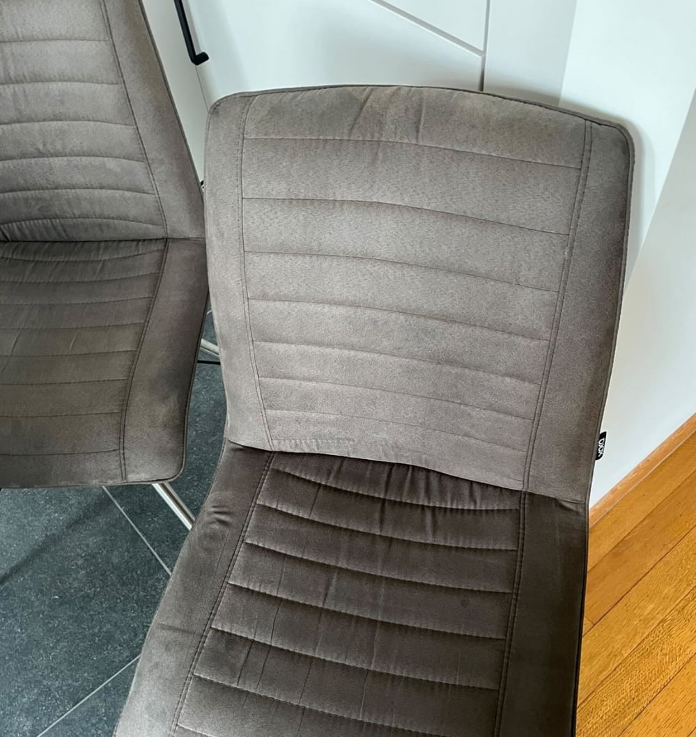 Chaises de salle à manger taupe après nettoyage à Overijse