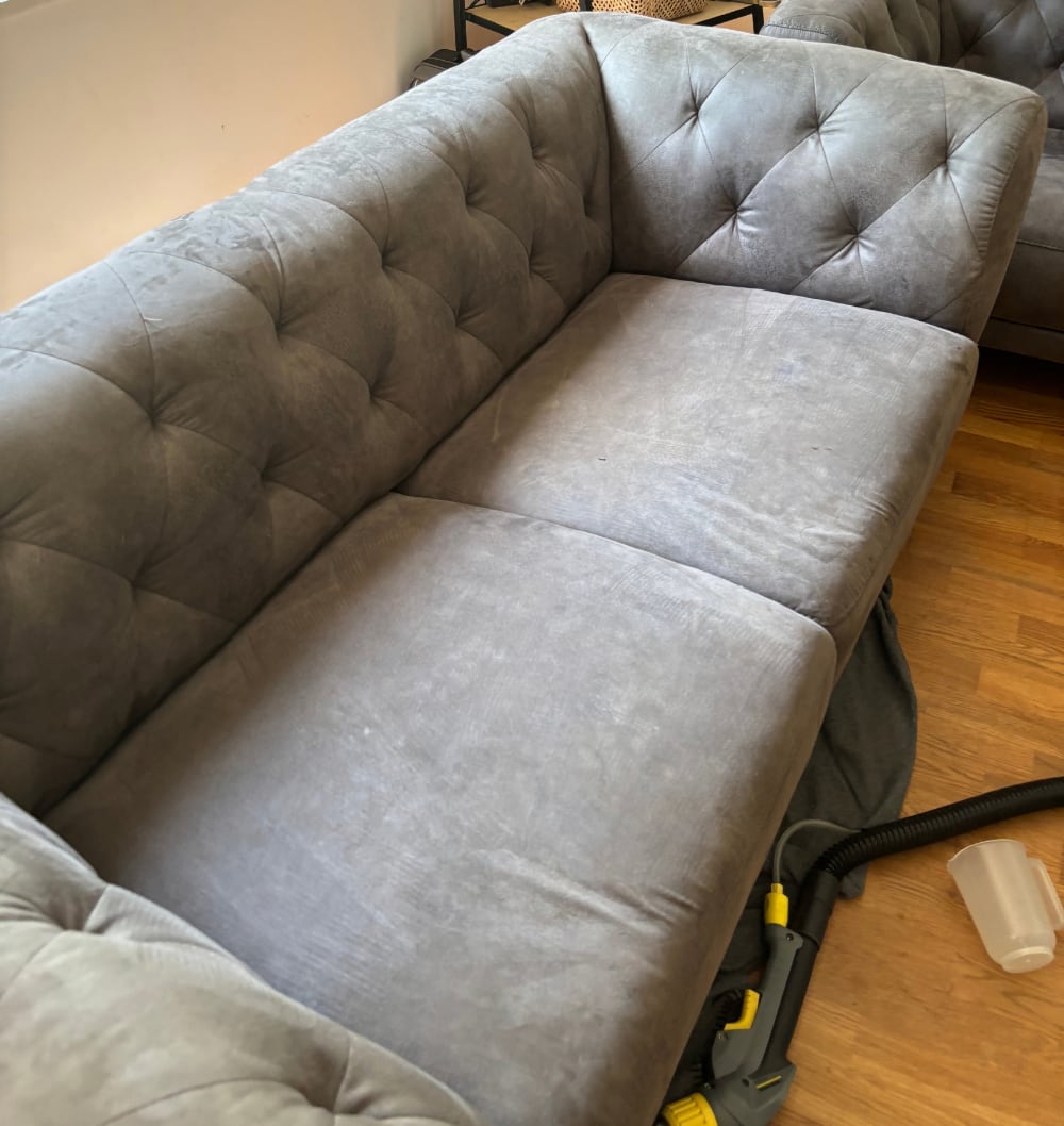 Canapé Chesterfield gris en velours avant nettoyage à Overijse
